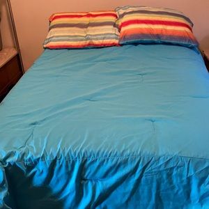 Reversible Queen size comforter & 2 pillow shams